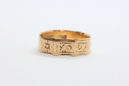 A VINTAGE 15CT GOLD BAND RING.