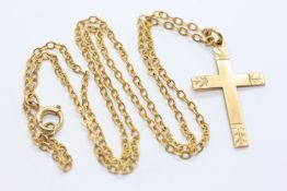 A 9CT GOLD CROSS PENDANT ON 9CT GOLD FINE CHAIN, L 42CM.