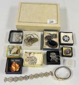 A GROUP OF COSTUME JEWELLERY TO INCLUDE SOME WHITE METAL PIECES AND SOME SILVER TO INCLUDE BROOCHES,