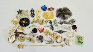 APPROX 40 VINTAGE BROOCHES TO INCLUDE CAMEO, ENAMEL AND HAND CRAFTED EXAMPLES ETC.