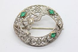 A VINTAGE ART DECO 14CT WHITE GOLD FILIGREE BROOCH FEATURING AN OPEN WORK BOW MOTIF ACCENTED WITH