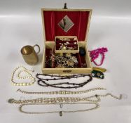 A JEWELLERY BOX AND CONTENTS TO INCLUDE VINTAGE COSTUME JEWELLERY BROOCHES, BEADED NECKLACES,