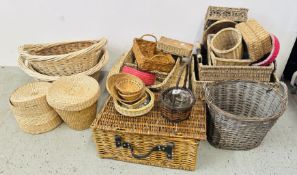 A GROUP OF VARIOUS WICKER BASKETS TO INCLUDE A PICNIC BASKET.