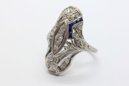 AN ANTIQUE ART DECO PLATINUM DIAMOND AND SAPPHIRE RING (2 SMALL BAGUETTE SAPPHIRES MISSING).