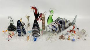 A GROUP OF ART GLASS TO INCLUDE ANIMALS AND FISH,