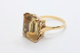 A YELLOW METAL SMOKEY QUARTZ DRESS RING,