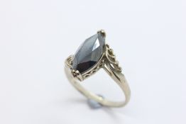 A WHITE METAL DRESS RING MARKED 10K,