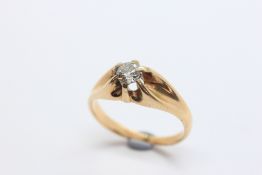 AN UNMARKED YELLOW METAL SOLITAIRE DIAMOND RING, THE BRILLIANT CUT STONE IN A CLAW SETTING.