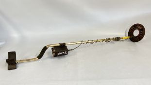A VINTAGE TESORO SILVER SABRE II METAL DETECTOR WITH SILENT SEARCH (REQUIRES ATTENTION).