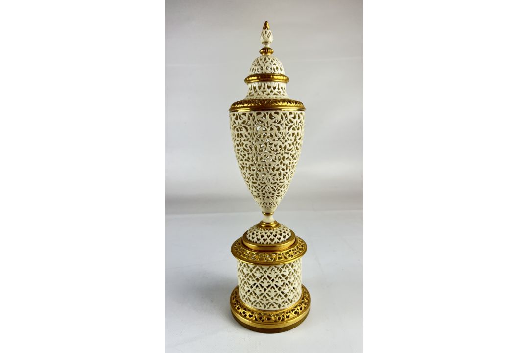 GRAINGER & CO. WORCESTER RETICULATED PORCELAIN VASE AND COVER ON ...