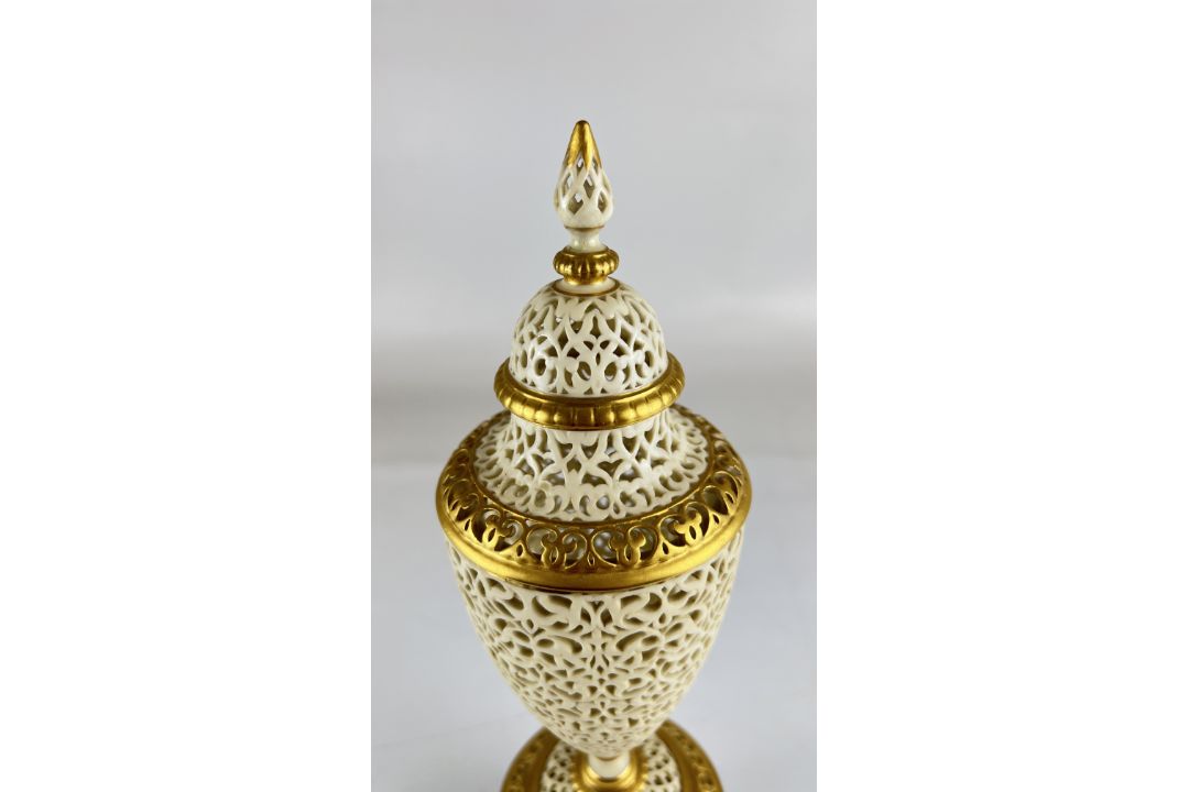 GRAINGER & CO. WORCESTER RETICULATED PORCELAIN VASE AND COVER ON ...