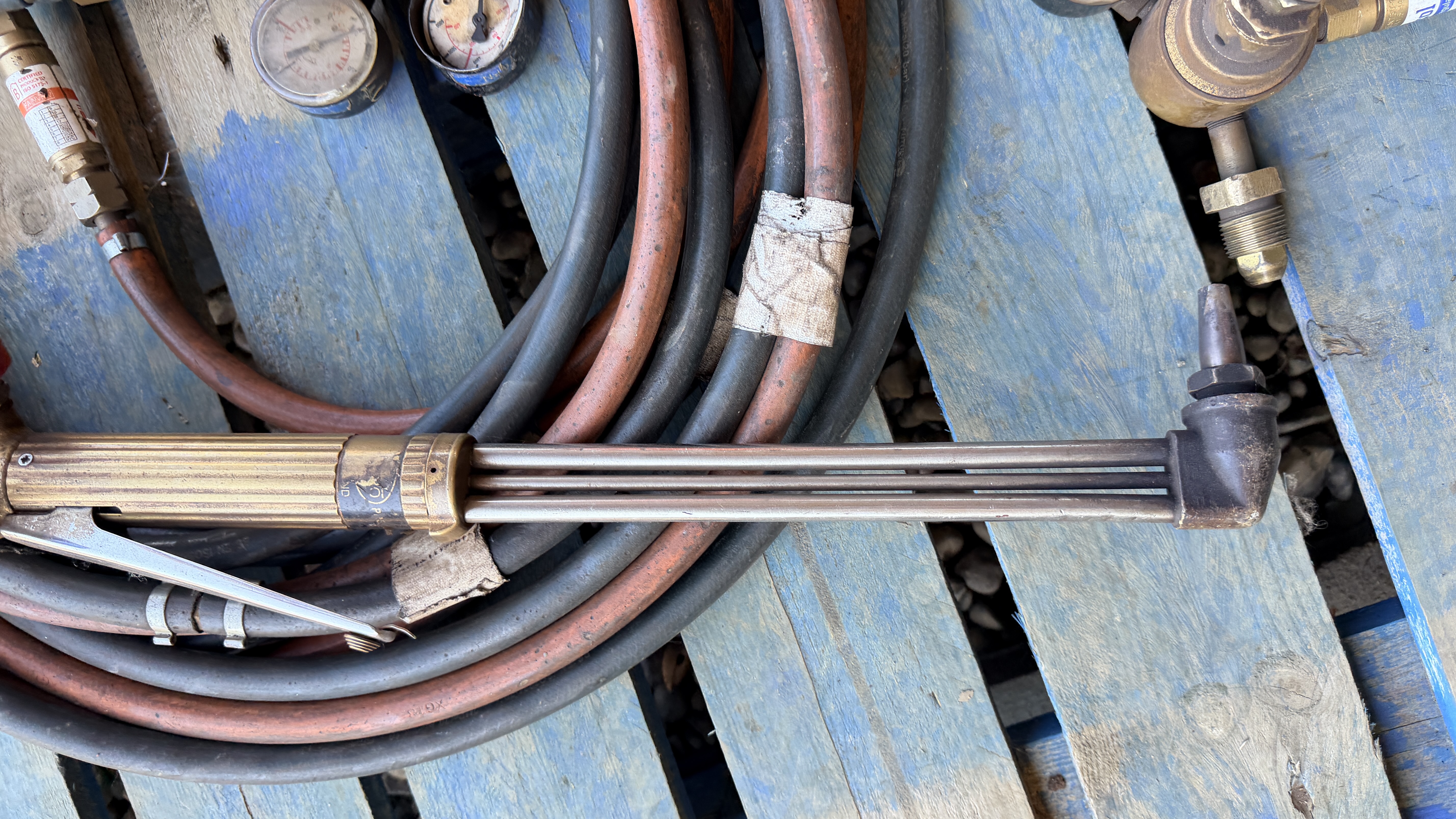7 VARIOUS GAS CUTTING TORCHES WITH HOSE - Image 19 of 19