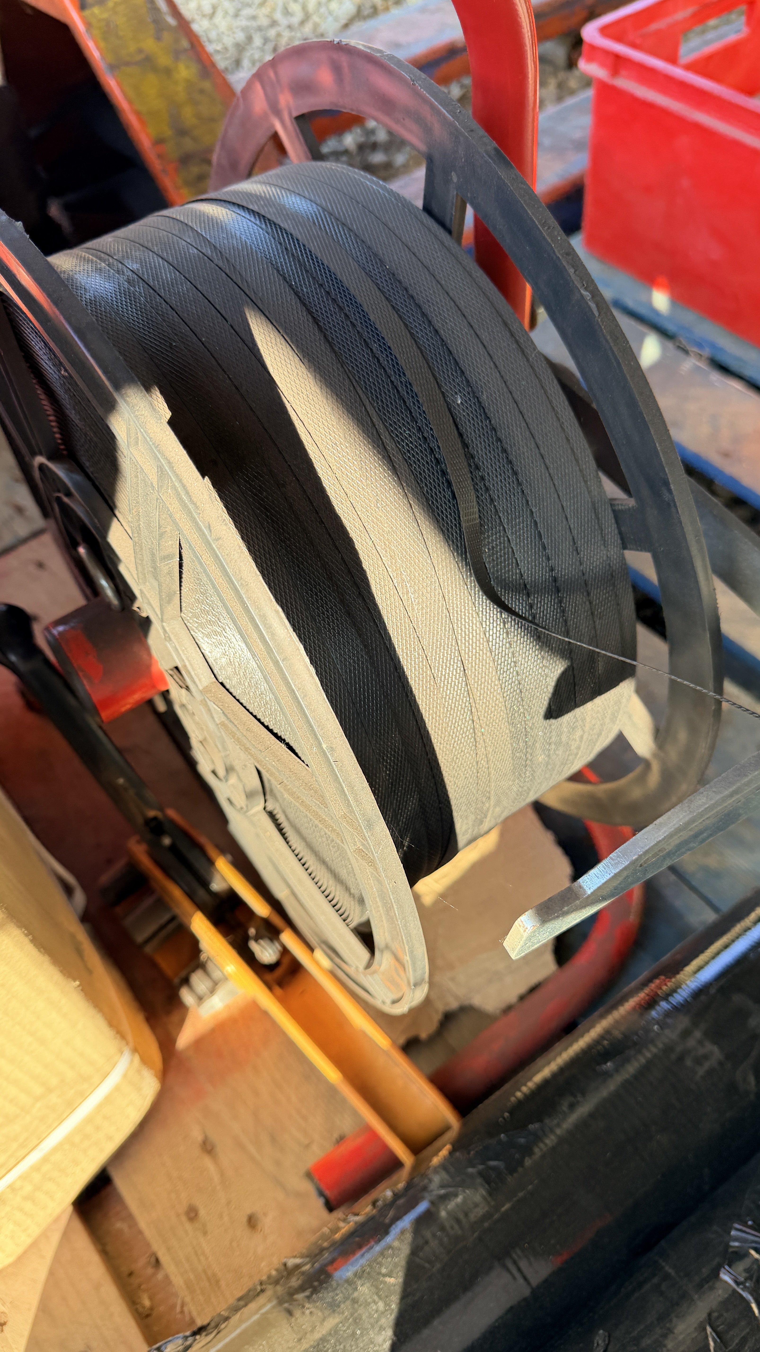 8 ROLLS OF BLACK PALLET WRAP, ROLL OF BA - Image 6 of 7