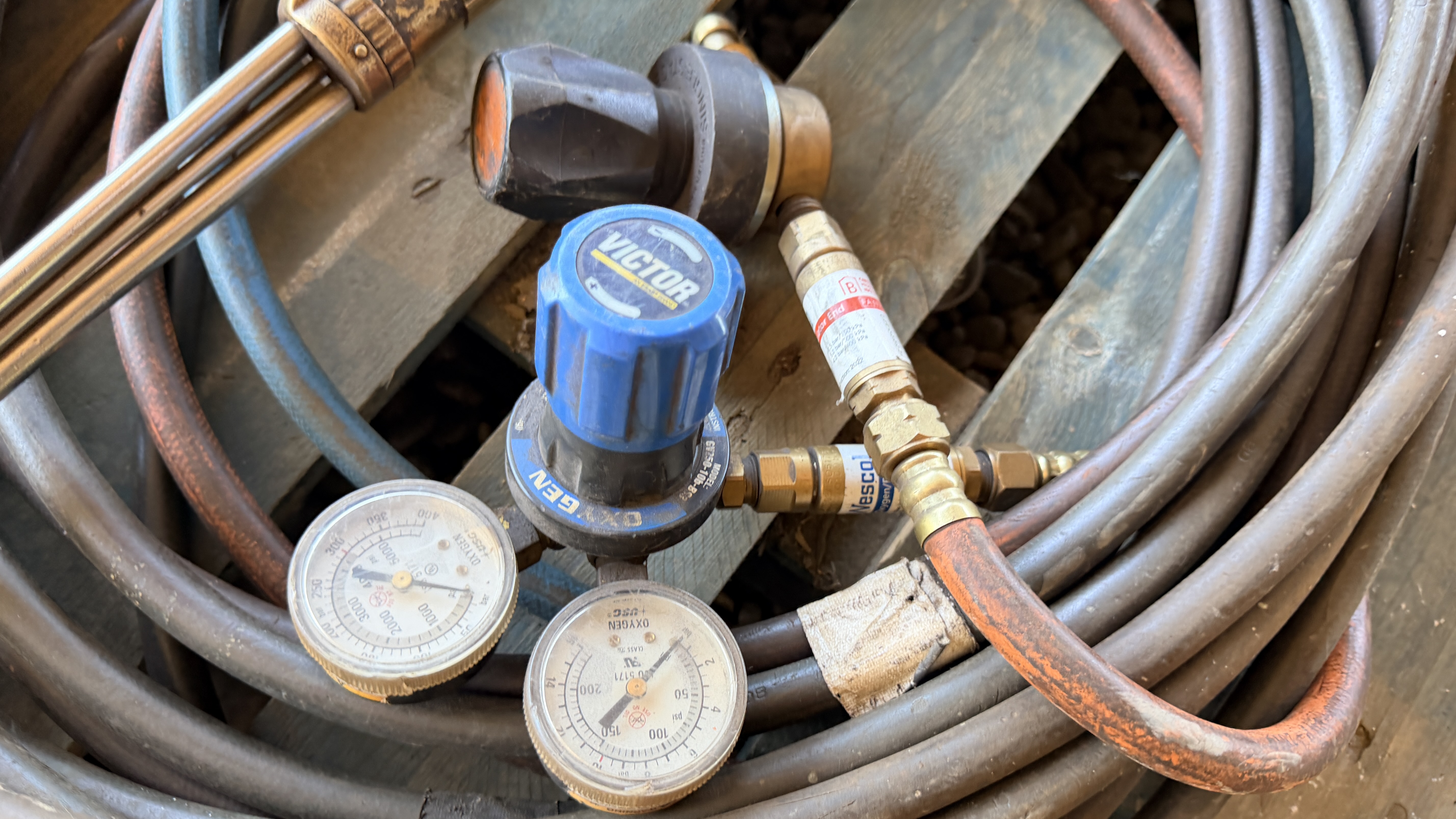 7 VARIOUS GAS CUTTING TORCHES WITH HOSE - Image 13 of 19