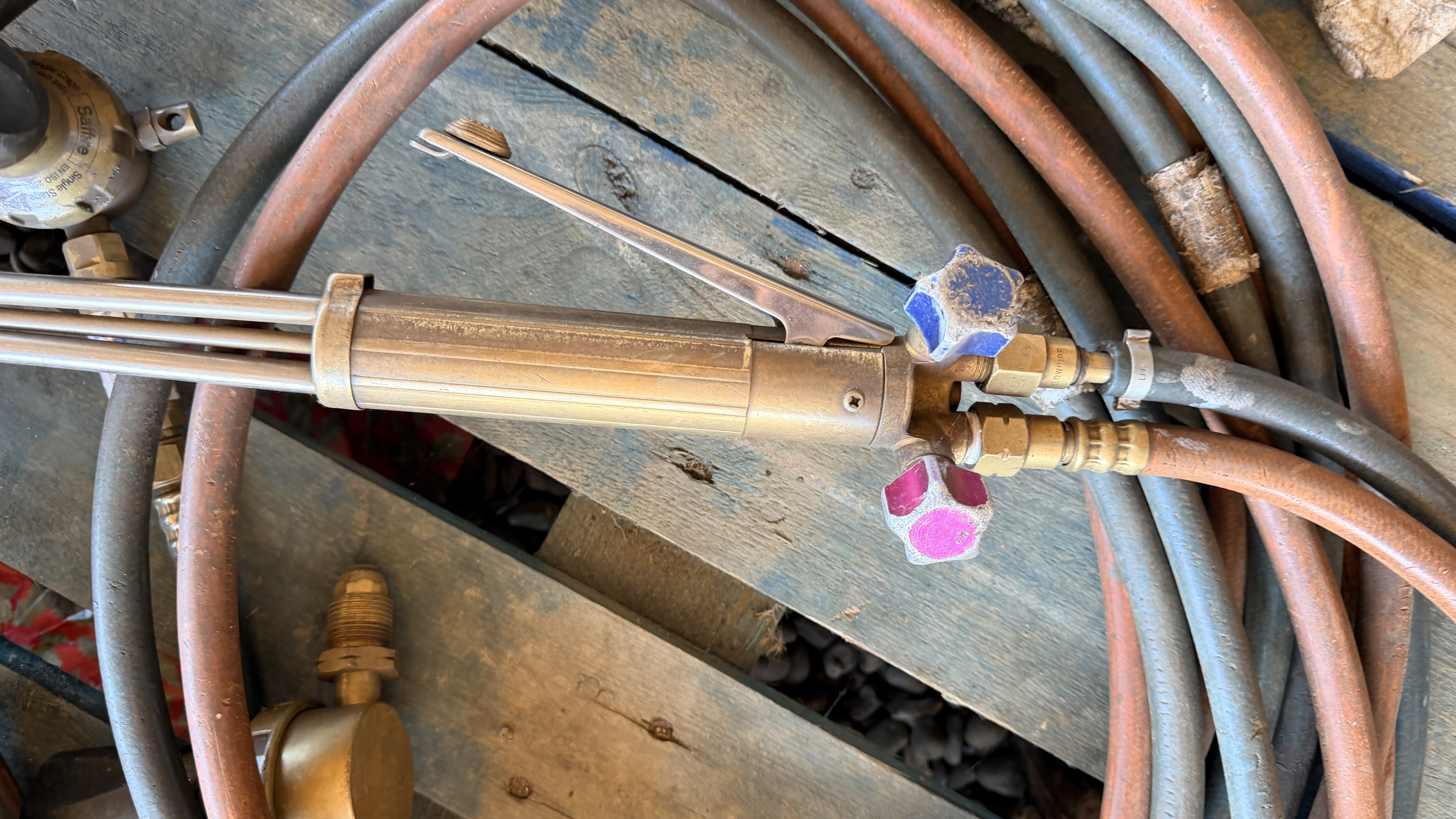 7 VARIOUS GAS CUTTING TORCHES WITH HOSE - Image 10 of 19