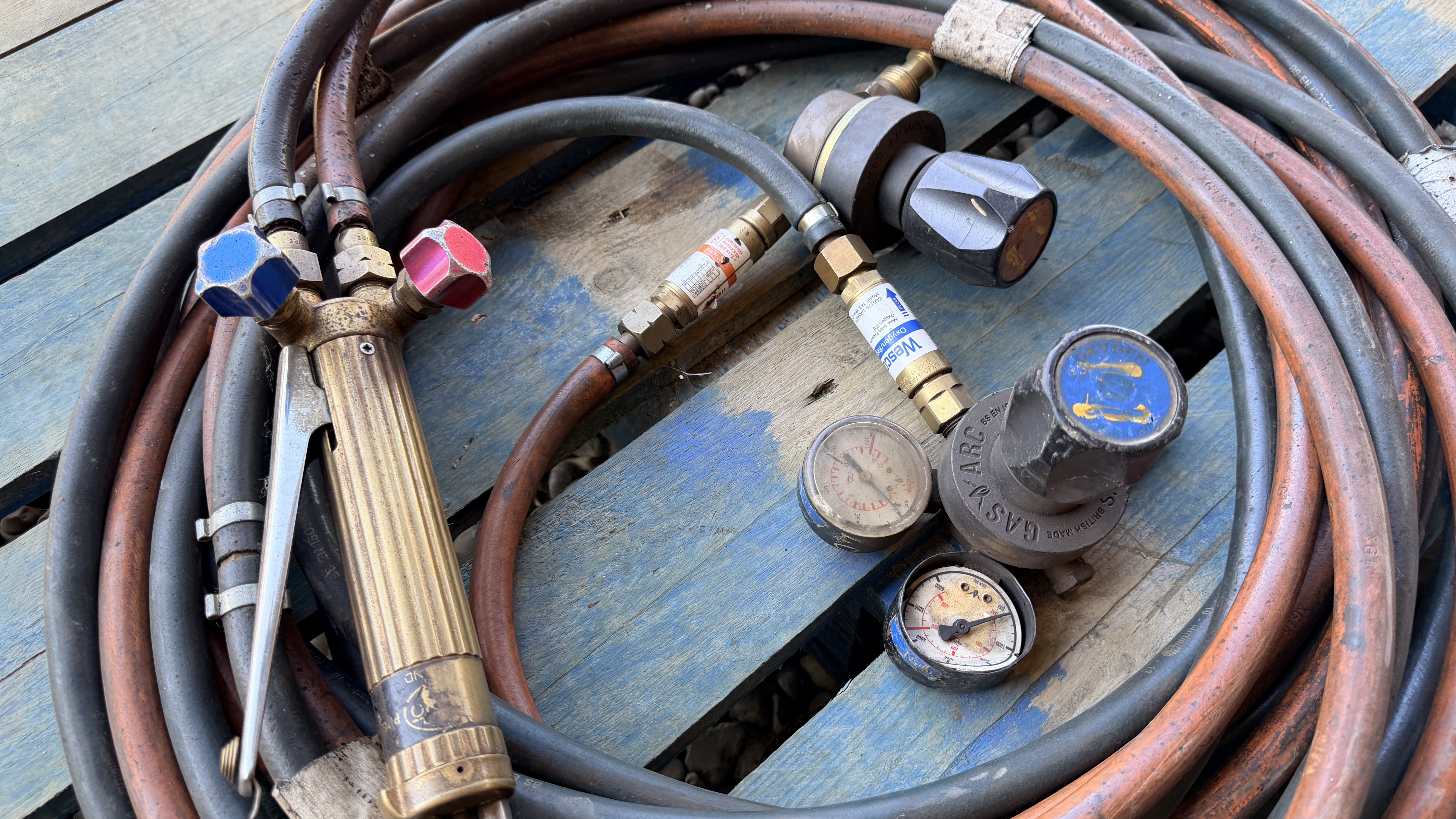 7 VARIOUS GAS CUTTING TORCHES WITH HOSE - Image 18 of 19