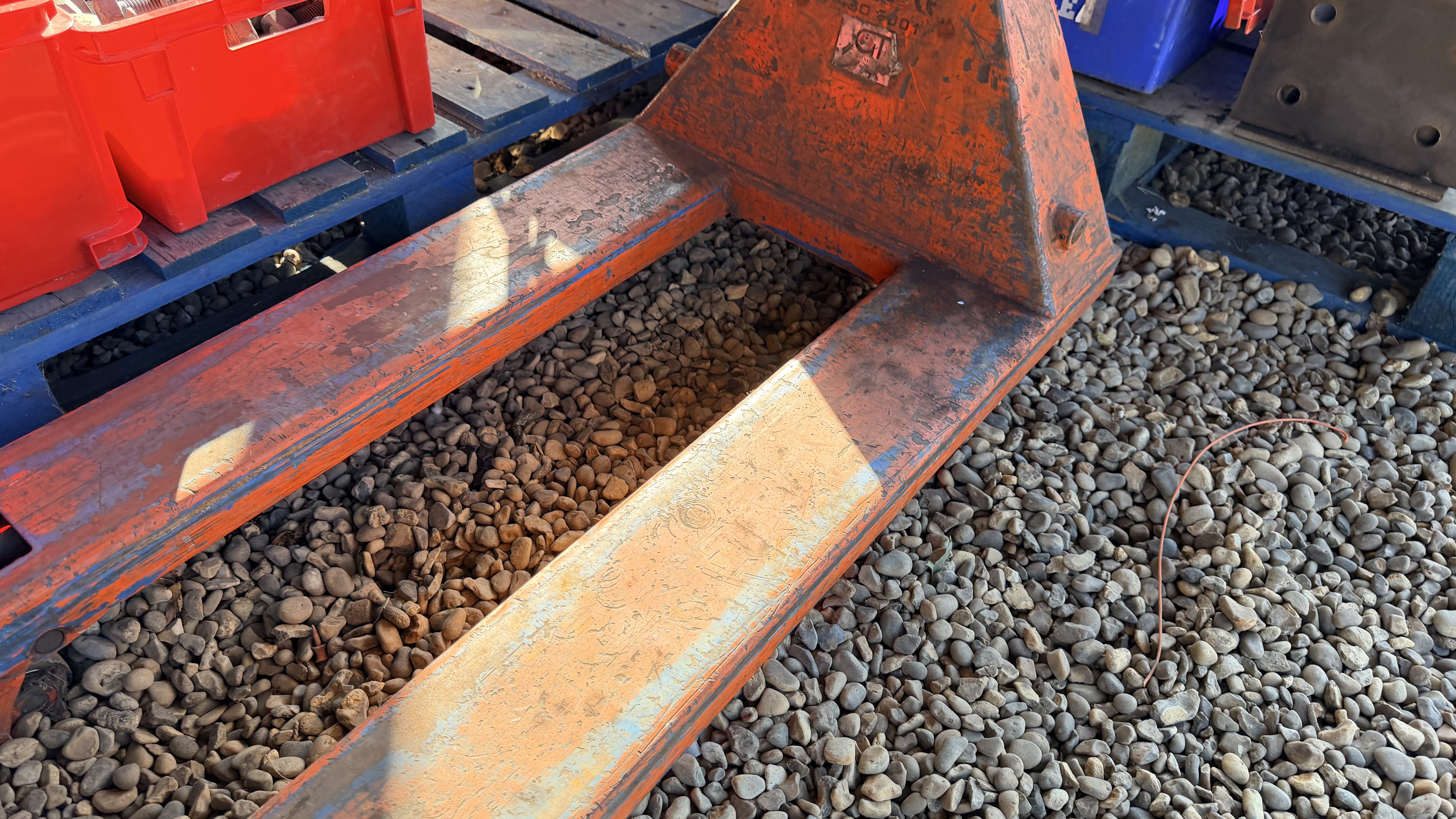 2500KG PALLET TRUCK - SOLD AS SEEN. - Image 3 of 7