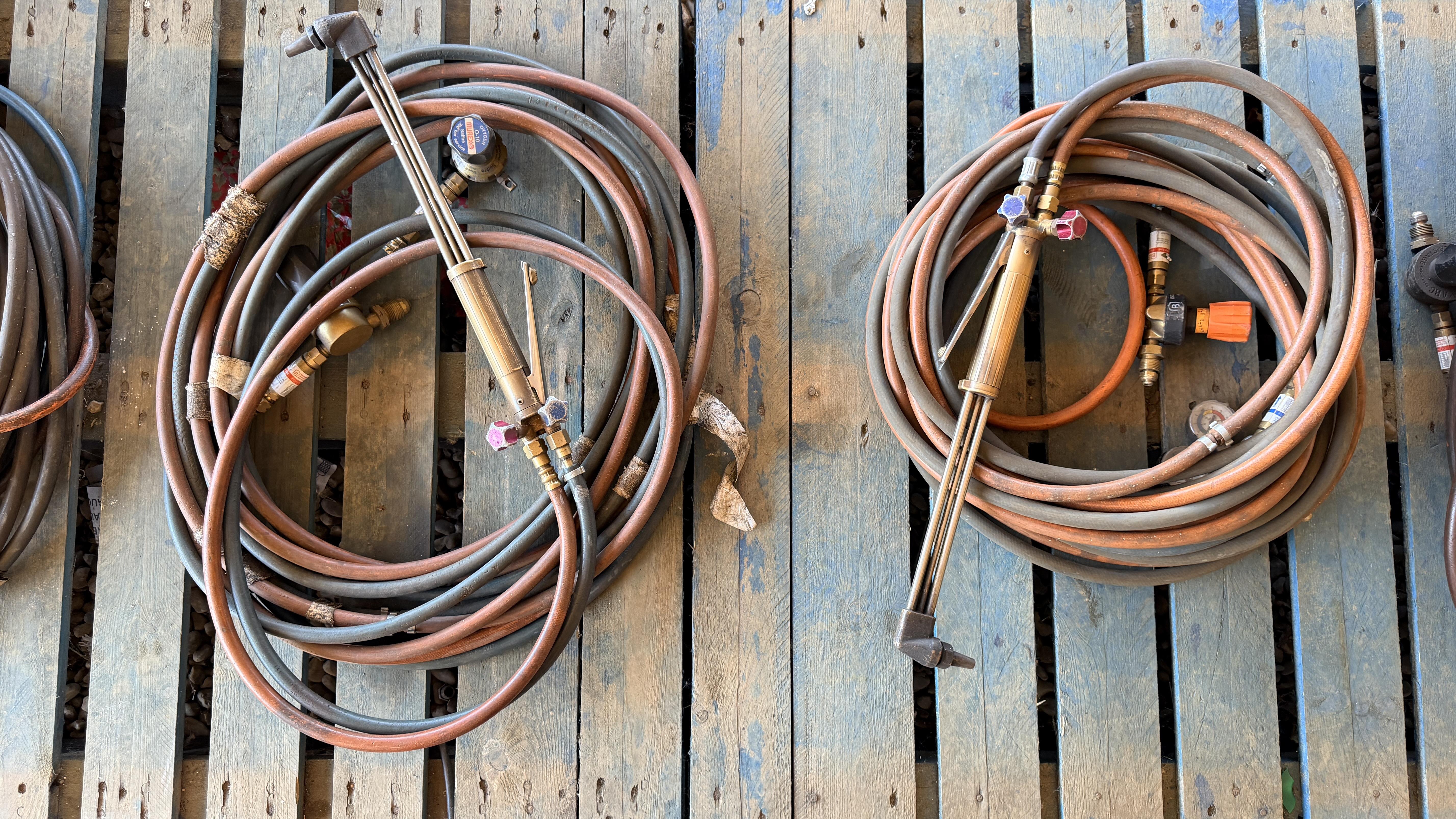 7 VARIOUS GAS CUTTING TORCHES WITH HOSE - Image 3 of 19
