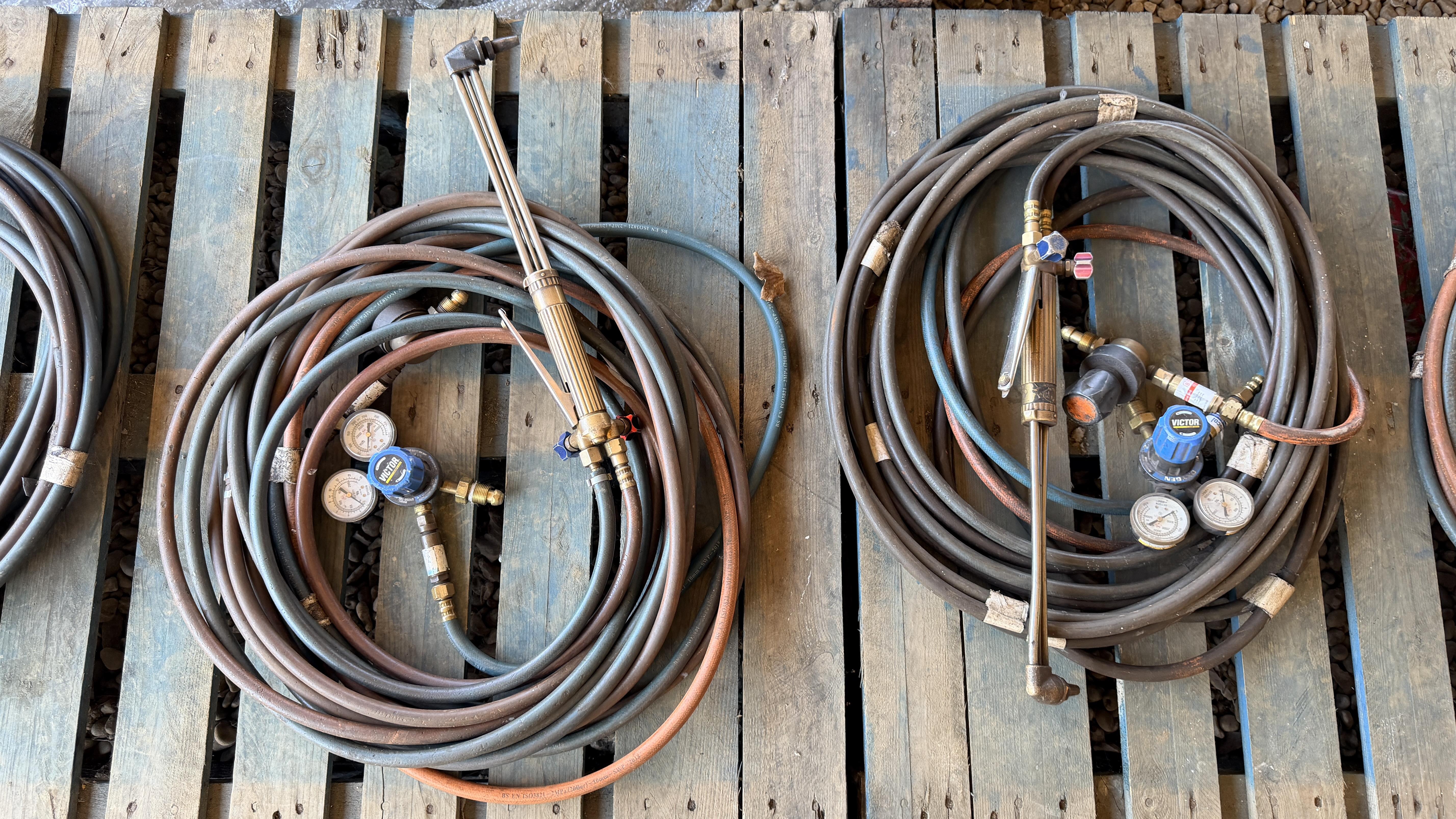 7 VARIOUS GAS CUTTING TORCHES WITH HOSE - Image 2 of 19