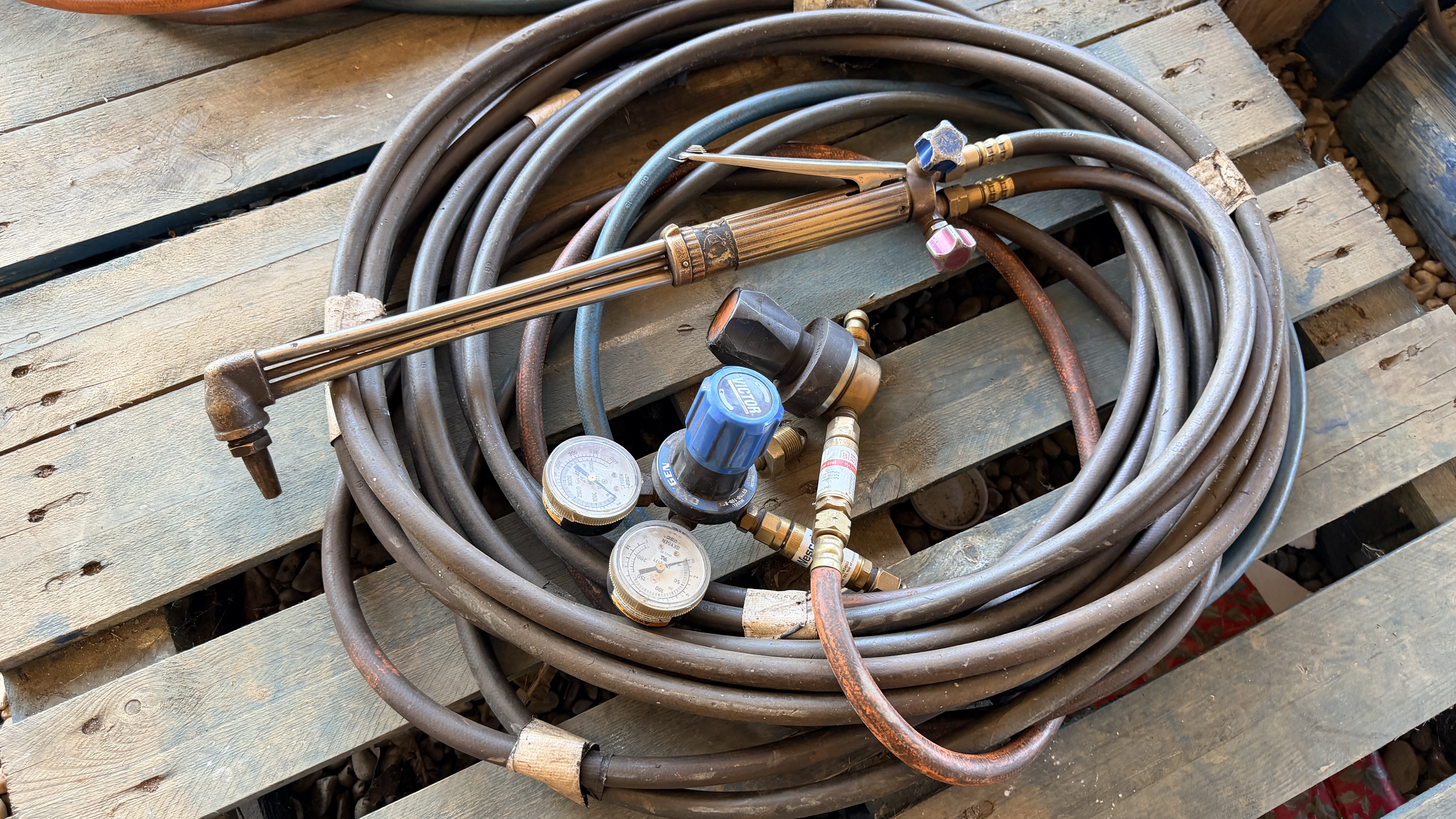 7 VARIOUS GAS CUTTING TORCHES WITH HOSE - Image 12 of 19