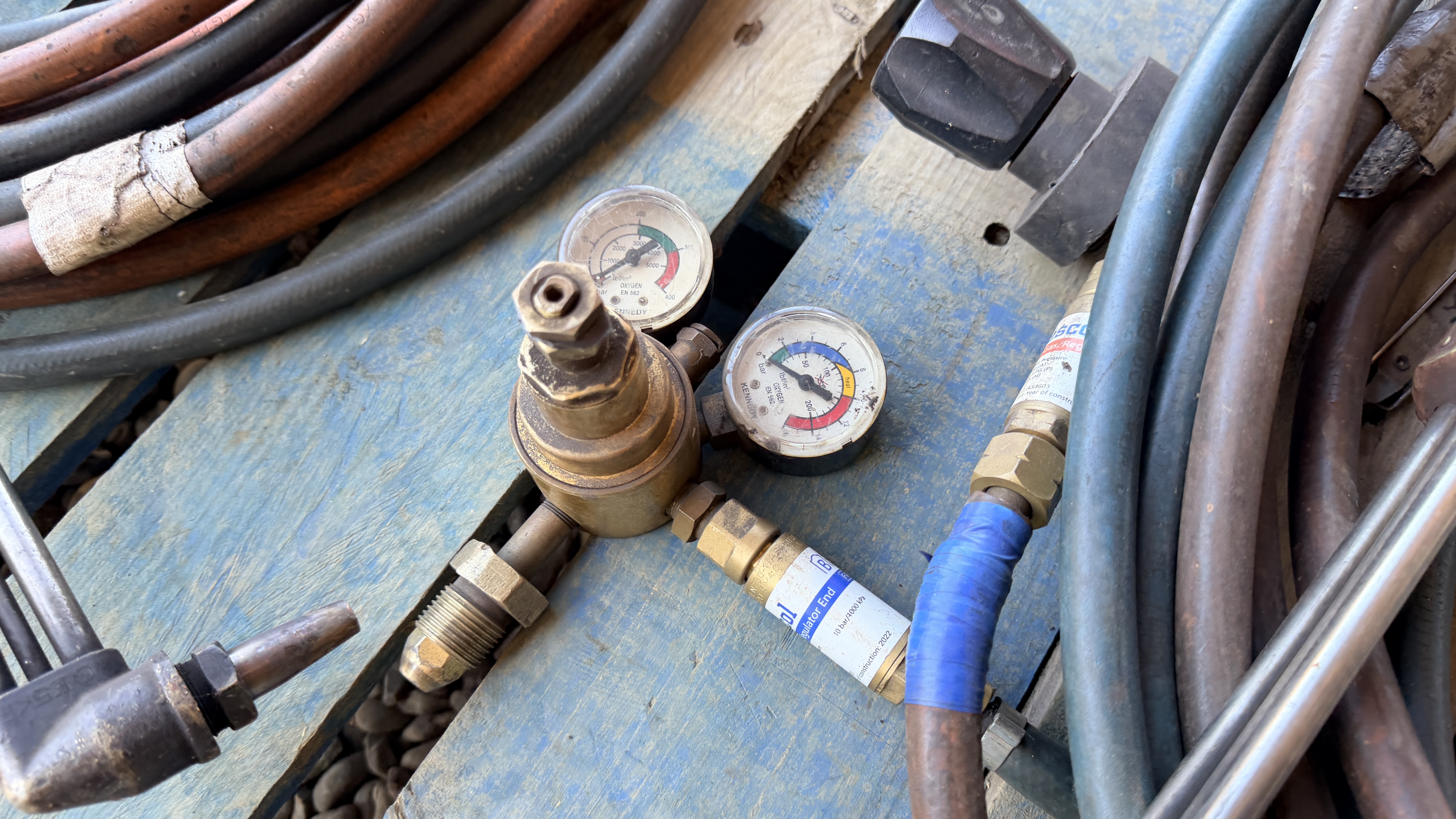 7 VARIOUS GAS CUTTING TORCHES WITH HOSE - Image 17 of 19
