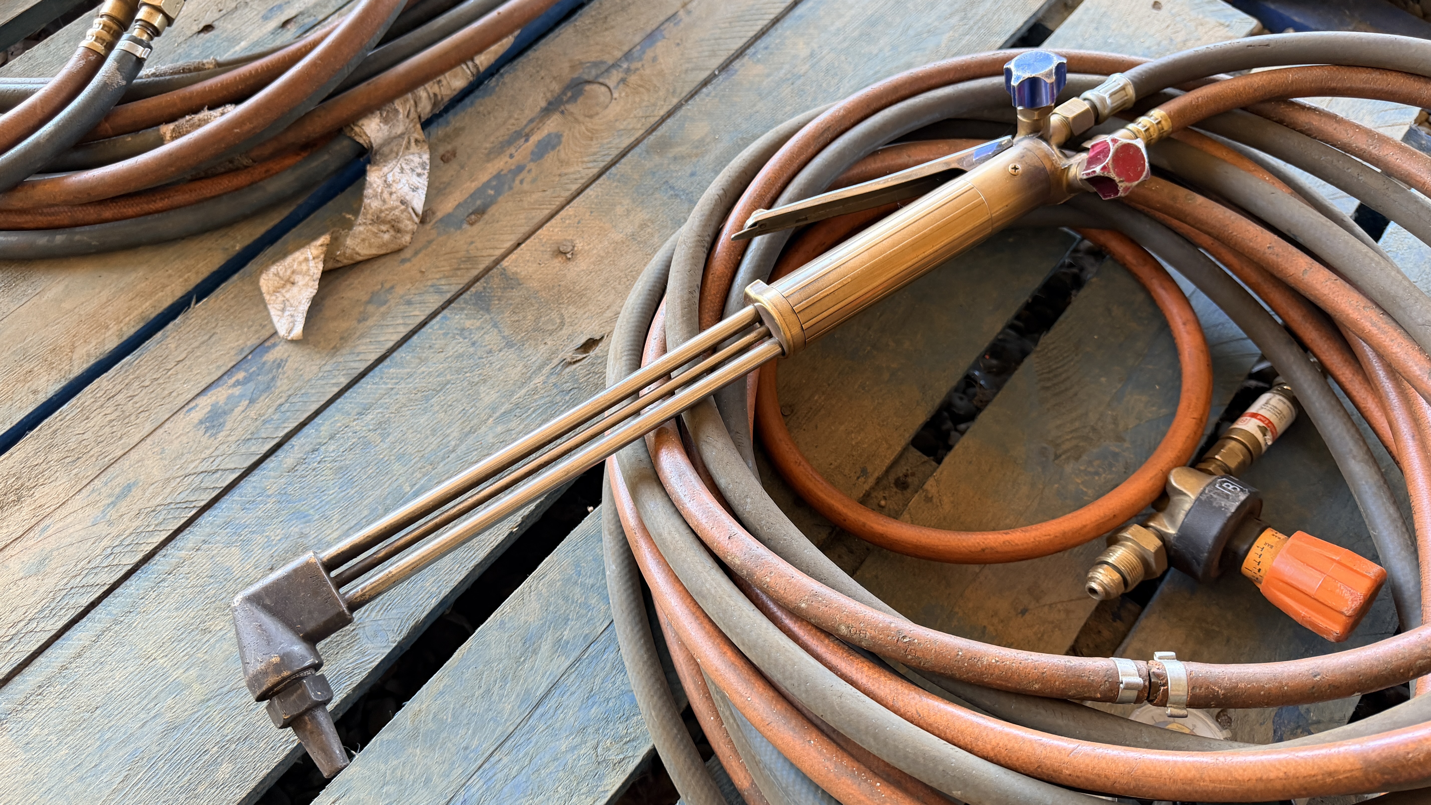 7 VARIOUS GAS CUTTING TORCHES WITH HOSE - Image 7 of 19