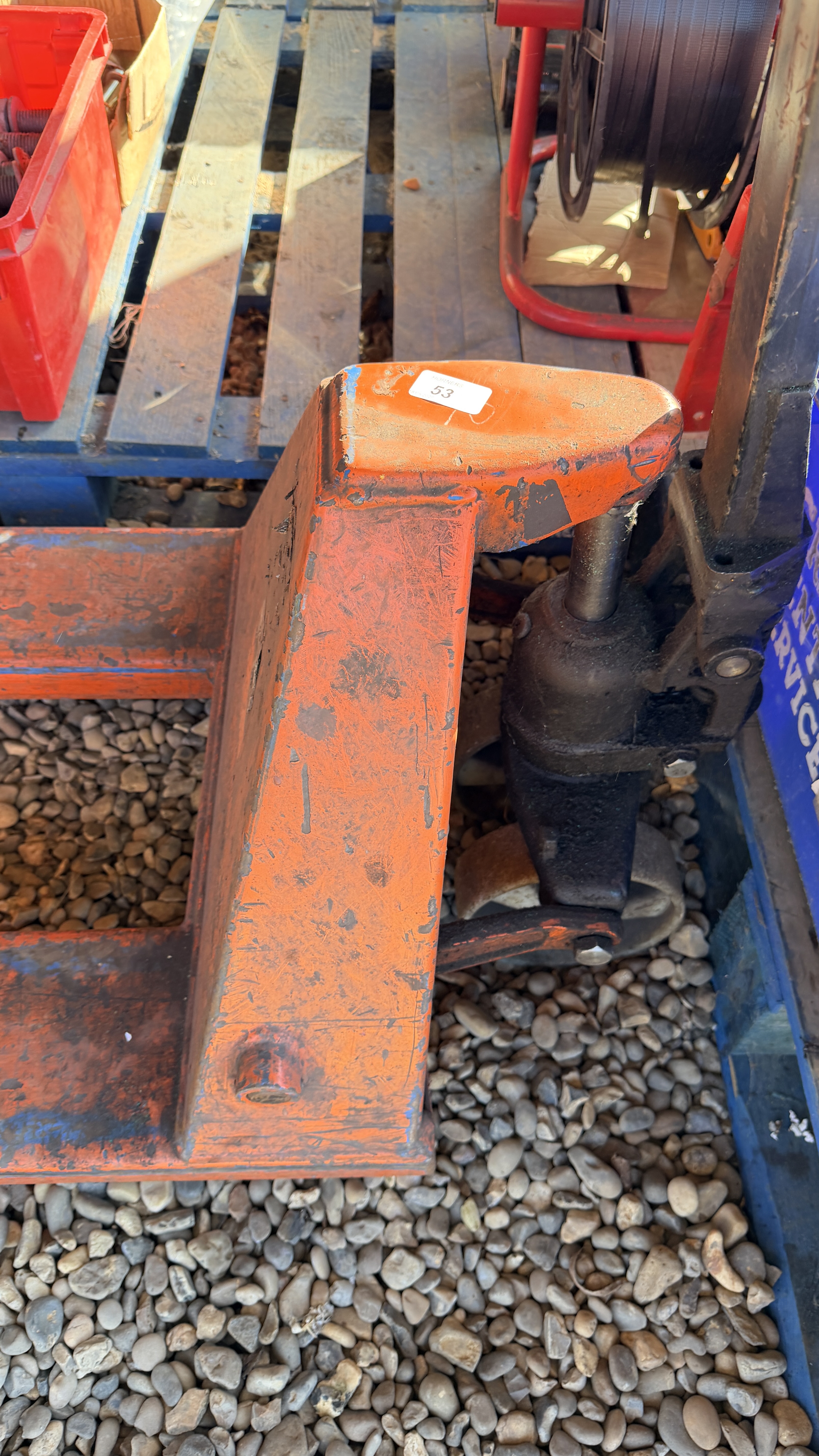2500KG PALLET TRUCK - SOLD AS SEEN. - Image 5 of 7