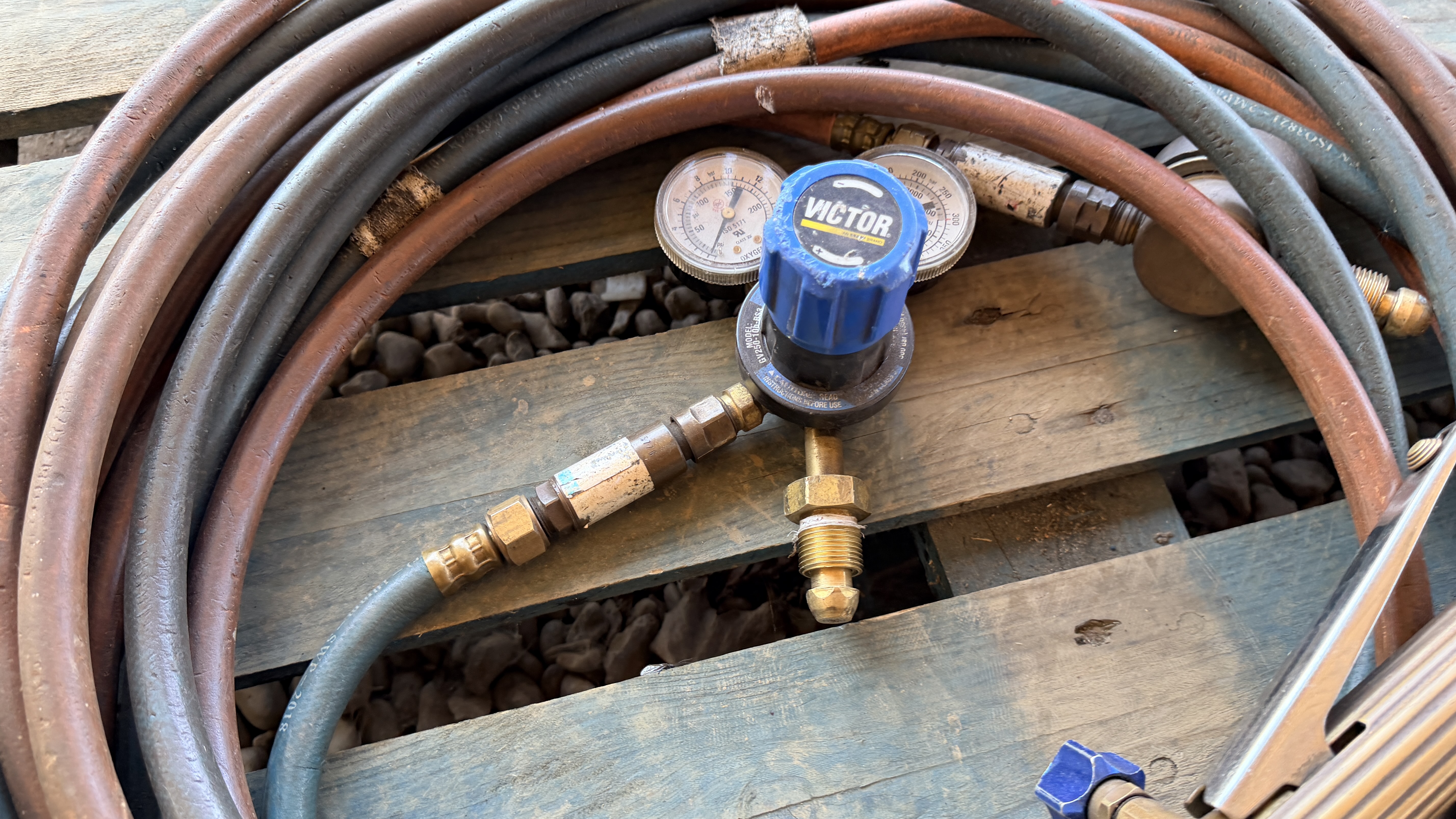 7 VARIOUS GAS CUTTING TORCHES WITH HOSE - Image 15 of 19