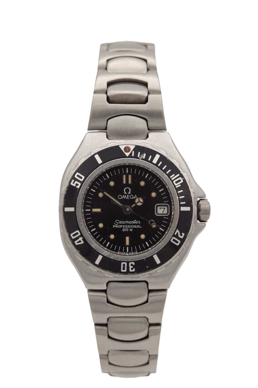 A LADIES STAINLESS STEEL OMEGA SEAMASTER PROFESSIONAL WRIST WATCH