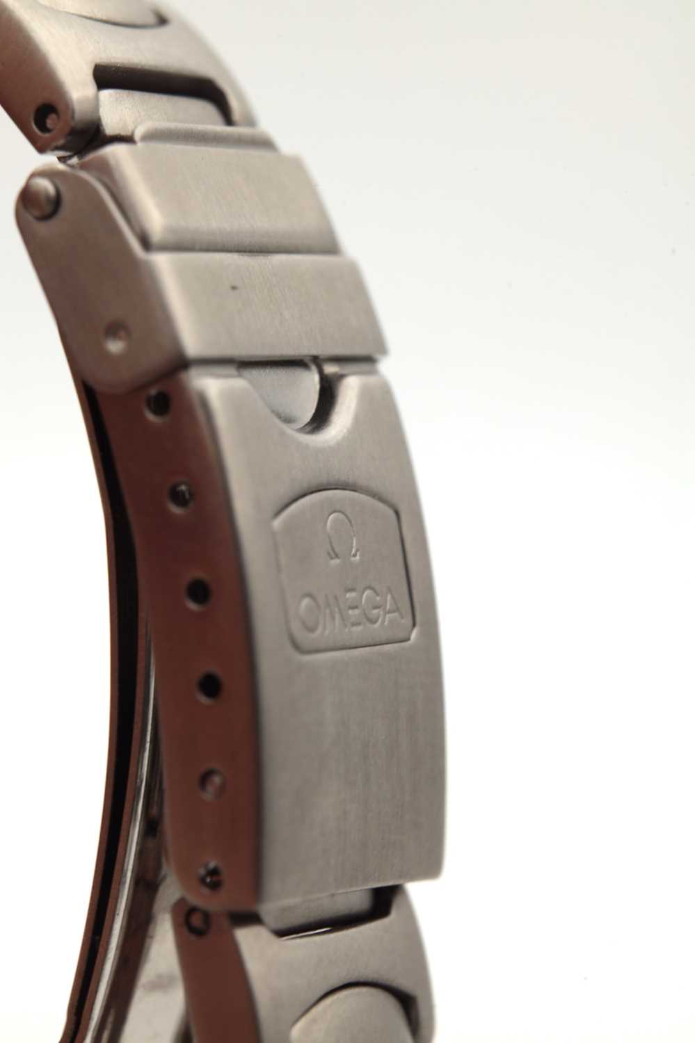 A LADIES STAINLESS STEEL OMEGA SEAMASTER PROFESSIONAL WRIST WATCH - Image 2 of 5