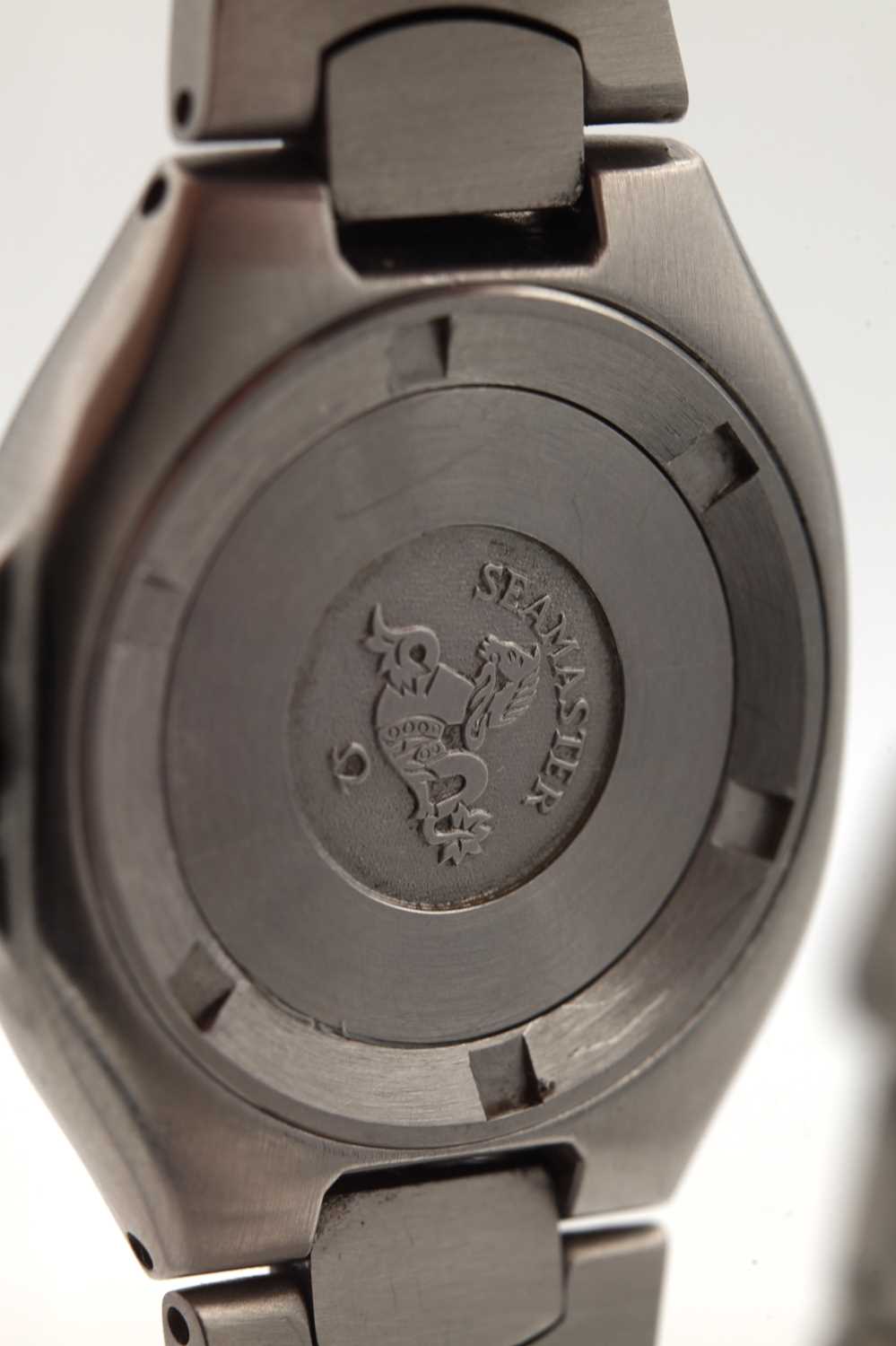 A LADIES STAINLESS STEEL OMEGA SEAMASTER PROFESSIONAL WRIST WATCH - Image 4 of 5