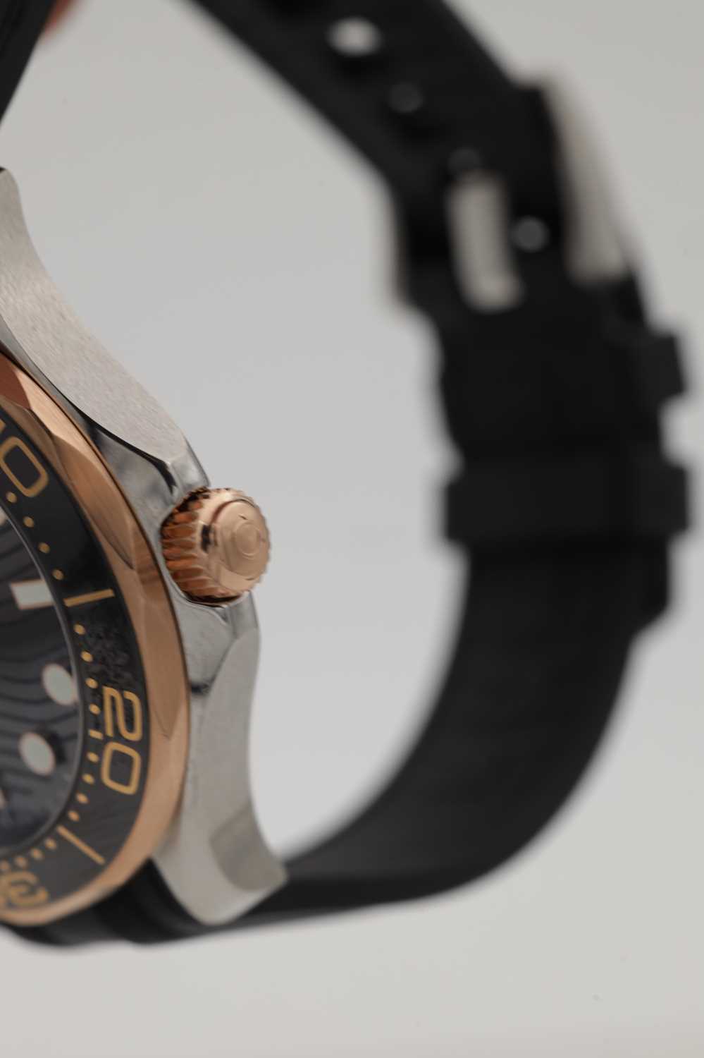 A GENTLEMAN'S STEEL AND SEDNA GOLD OMEGA SEAMASTER DIVER 300 WRIST WATCH - Image 10 of 10