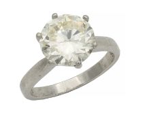 A PLATINUM DIAMOND SOLITAIRE RING
