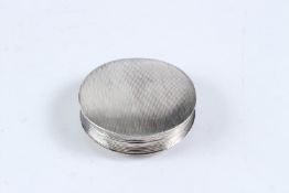 A SILVER ROUND PILL BOX.