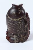 A SMALL CHINESE CARVED WOOD FISH SCULPTURE. 8cms long.