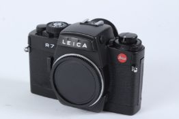 A LEICA R7 CAMERA BODY No. 1933485.