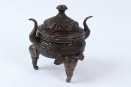 AN EARLY 20TH CENTURY CHINESE BRONZE INCENSE BURNER. 21cms tall.