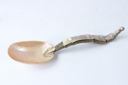A VERY FINE 19TH CENTURY HORN AND MOTHER OF PEARL CEREMONIAL THAI LADLE. 32cms long.
