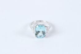 AN 18CT WHITE GOLD, AQUAMARINE AND DIAMOND RING.