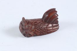 A CARVED WOOD CHICKEN NETSUKE.