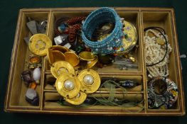 A good collection of bijouterie.