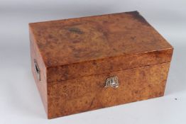 A VERY GOOD WALNUT HUMIDOR. 16ins long x 10ins wide x 8ins high.