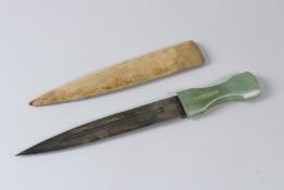A PERSIAN JADE HILTED GOLD INLAID KINGJAL DAGGER. 36cms long.