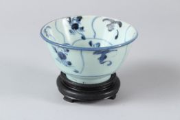 A SMALL 19TH / 20TH CENTURY ISLAMIC CIRCULAR BLUE AND WHITE BOWL on stand. 11cms diameter.