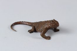 A JAPANESE OKIMONO BRONZE LIZARD. 10cms.