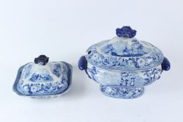 A 19TH CENTURY TRANSFER PRINTED BLUE AND WHITE TWIN HANDLED PEDESTAL TUREEN AND COVER, decorated