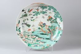 A LARGE, FINE CHINESE FAMILLE VERTE CHARGER. 42cms diameter.