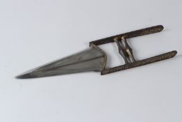 A FINE 18TH CENTURY MUGHAL INDIAN GOLD INLAID WATERED STEEL KATAR DAGGER with Devnagari script all