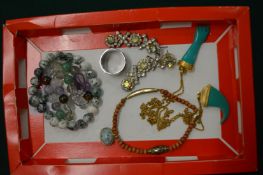 Quantity of costume jewellery.