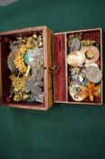 Leather jewellery box containing numerous items of jewellery, bijouterie etc.